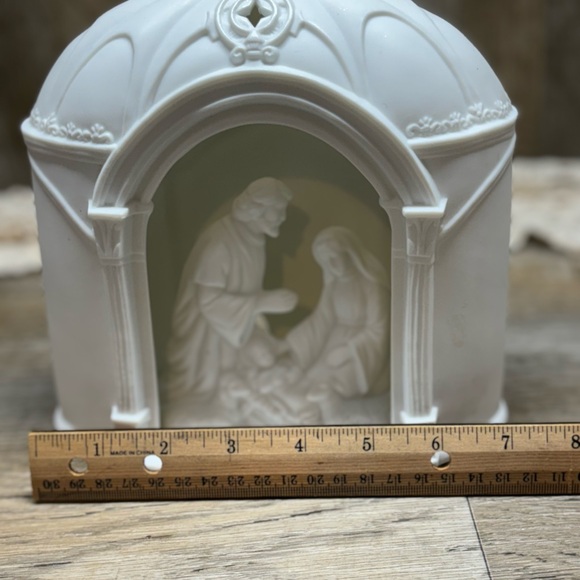 White Porcelain Dome Nativity  Stratfords Masterworks Collection hole for light - Picture 4 of 10